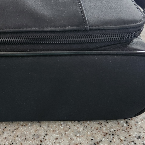 CHANEL Makeup Bag - Picture 5 of 10